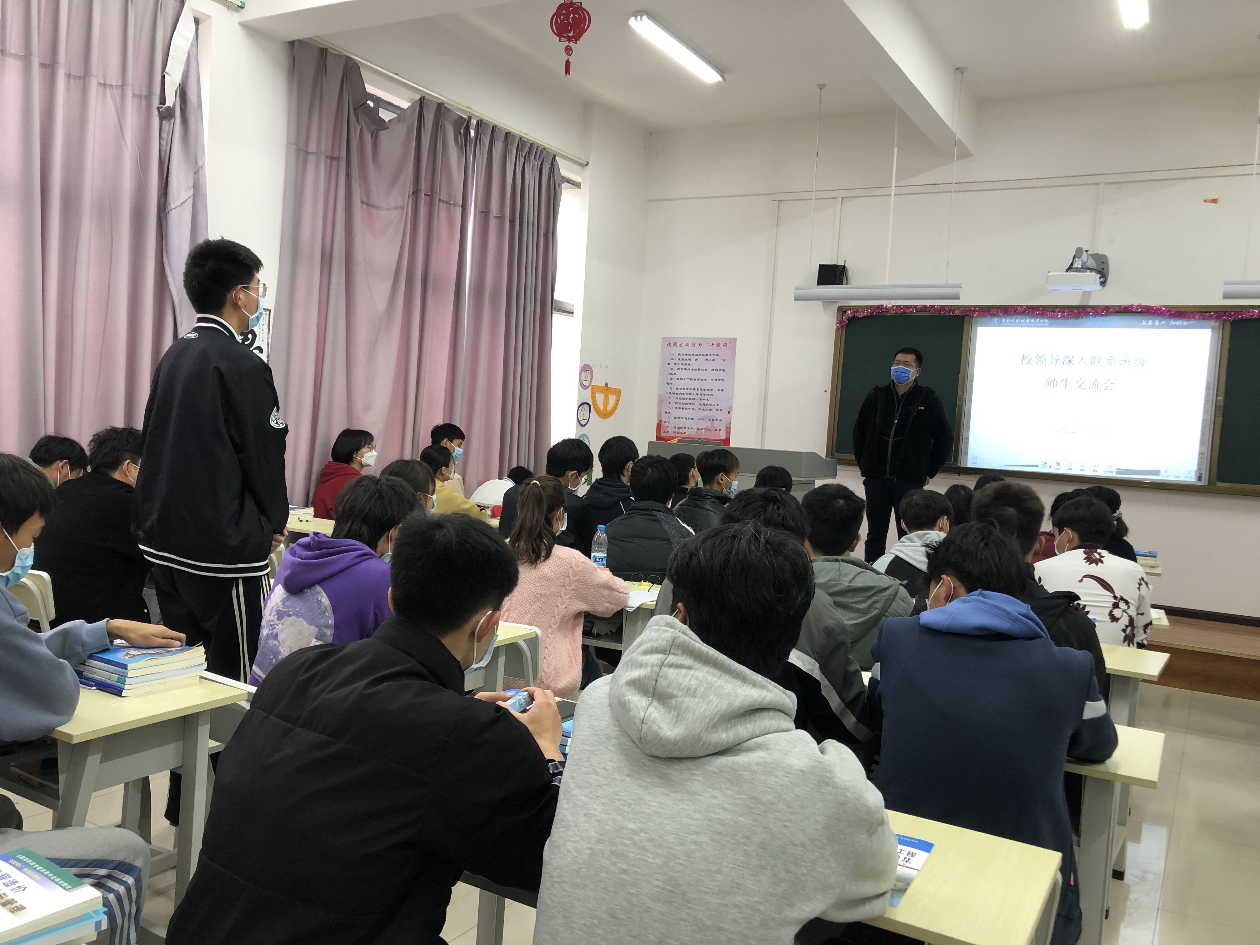 董事长黄海燕与员工交流2.jpg 董事长黄海燕与员工交流2.jpg