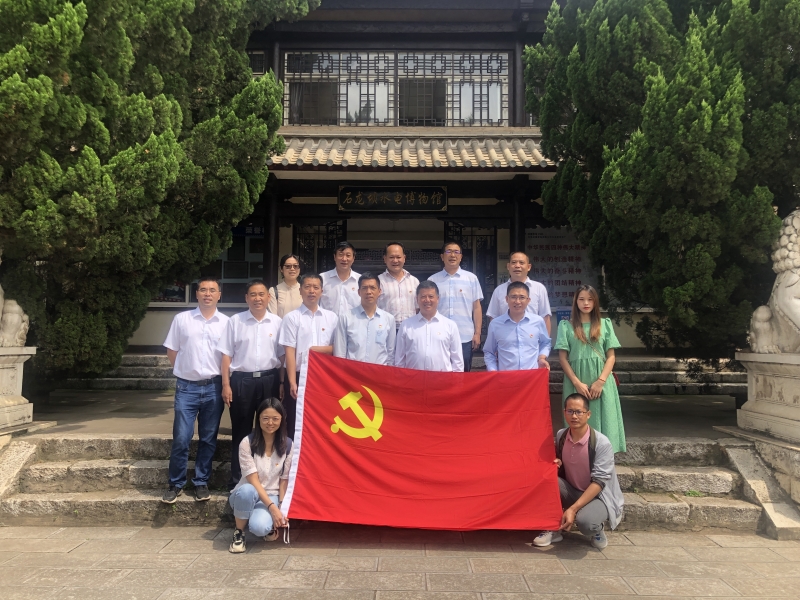 石龙坝水电博物馆前合影.JPG 石龙坝水电博物馆前合影.JPG